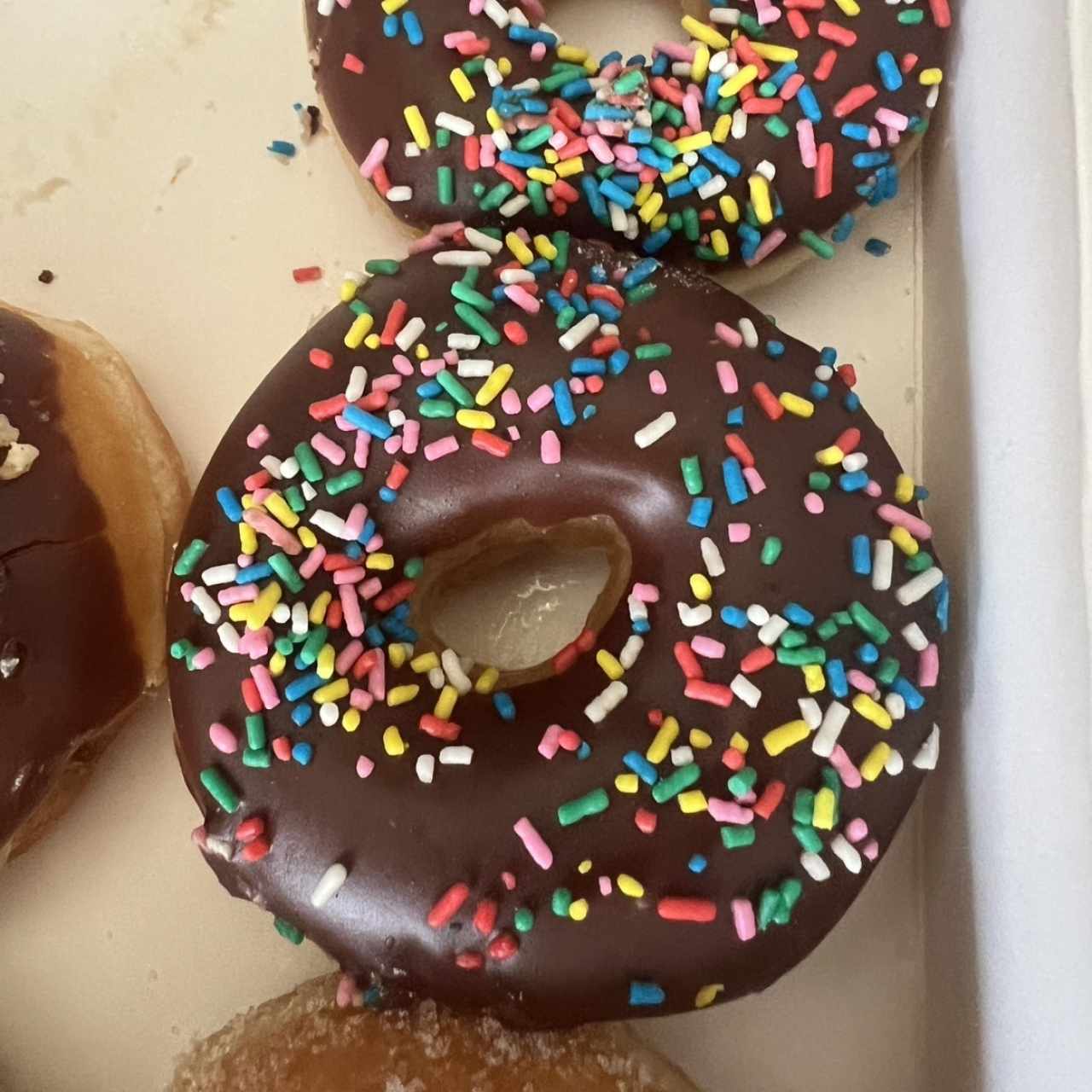 Dona de Chocolate con Chispas de Colores