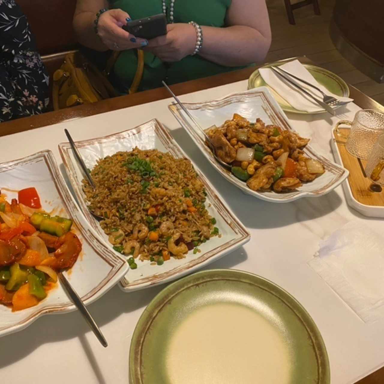 Cerdo Char Siu agridulce, Arroz Chino combinado, Pollo con marañón