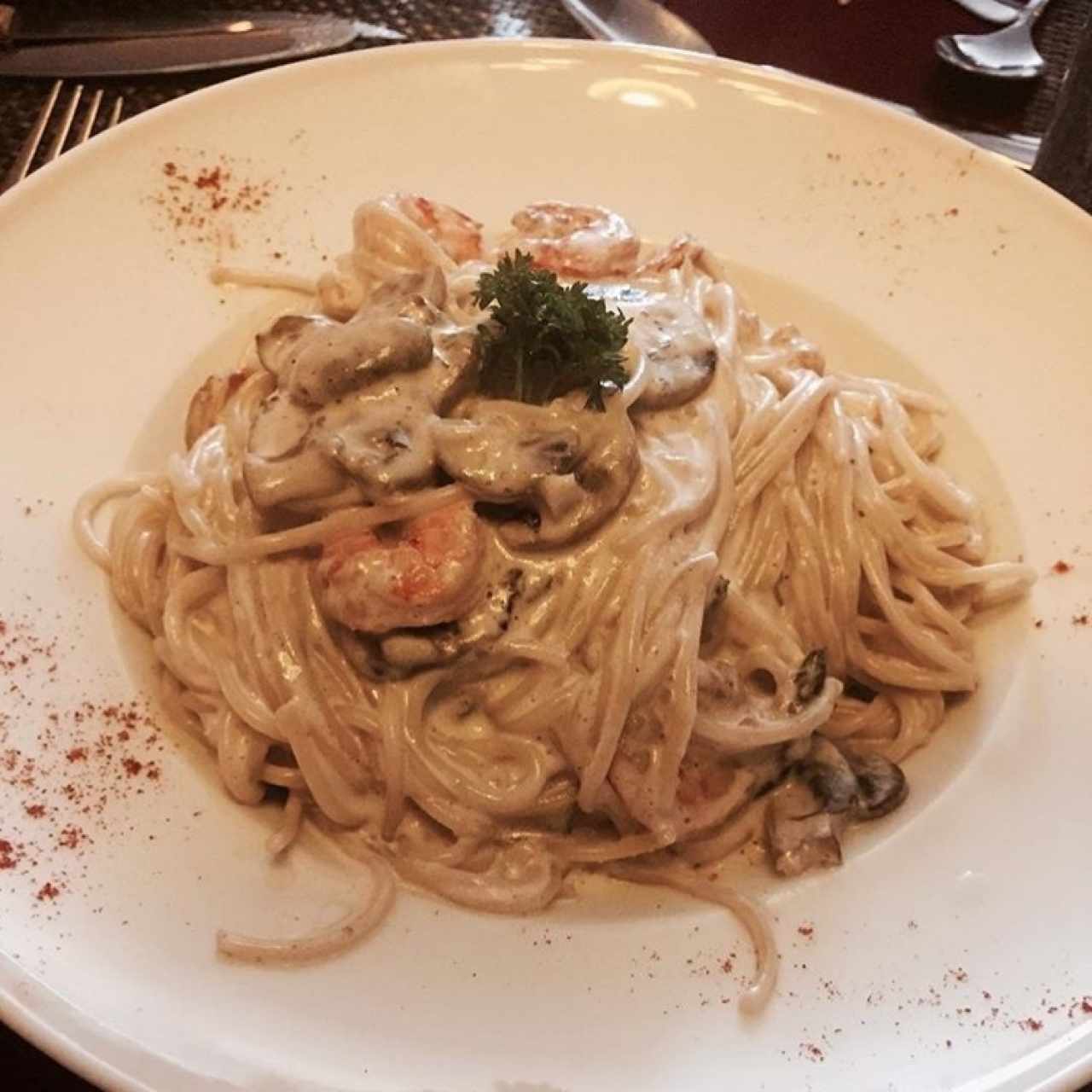 spaguettis con mariscos en salsa alfredo 