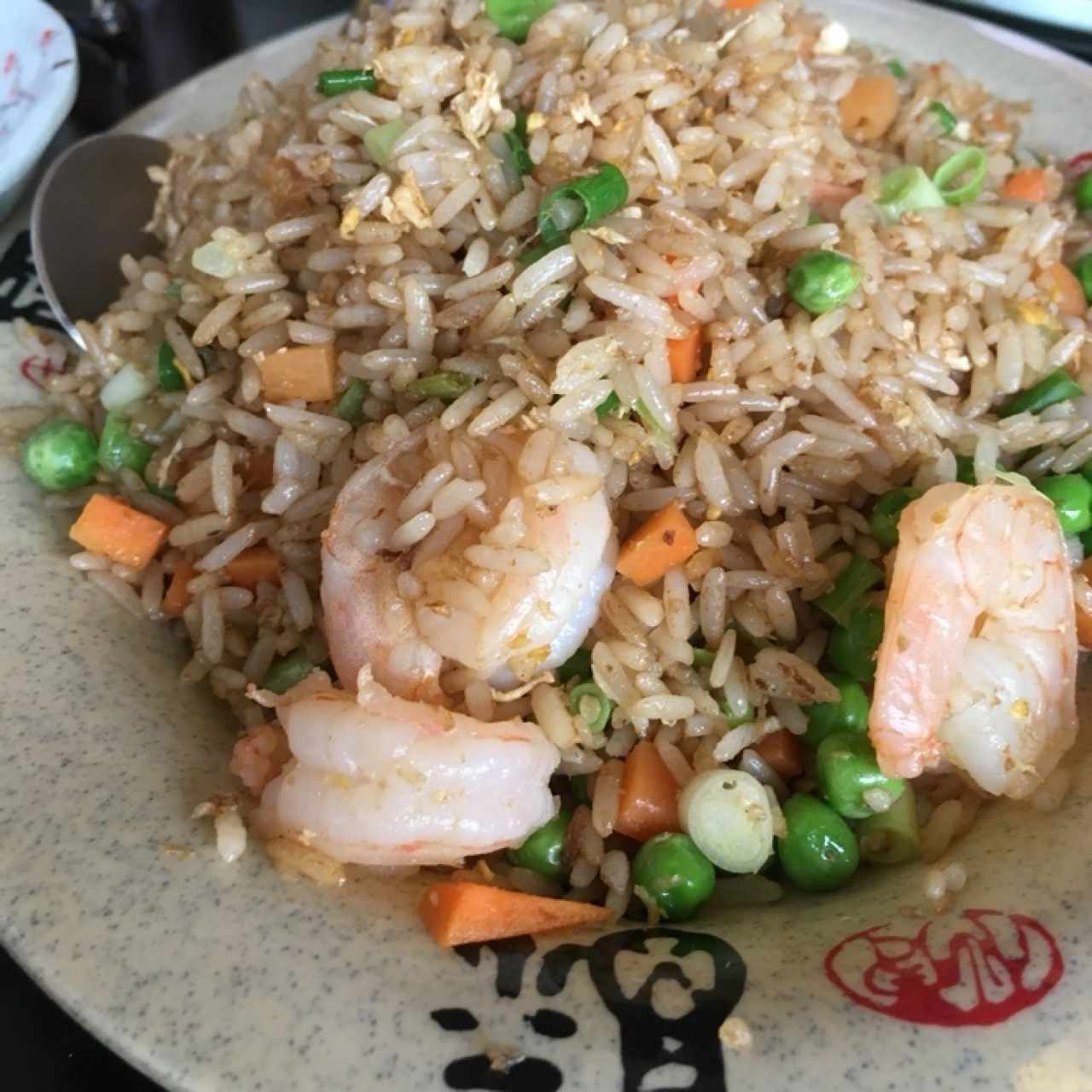 Arroz frito con camarones