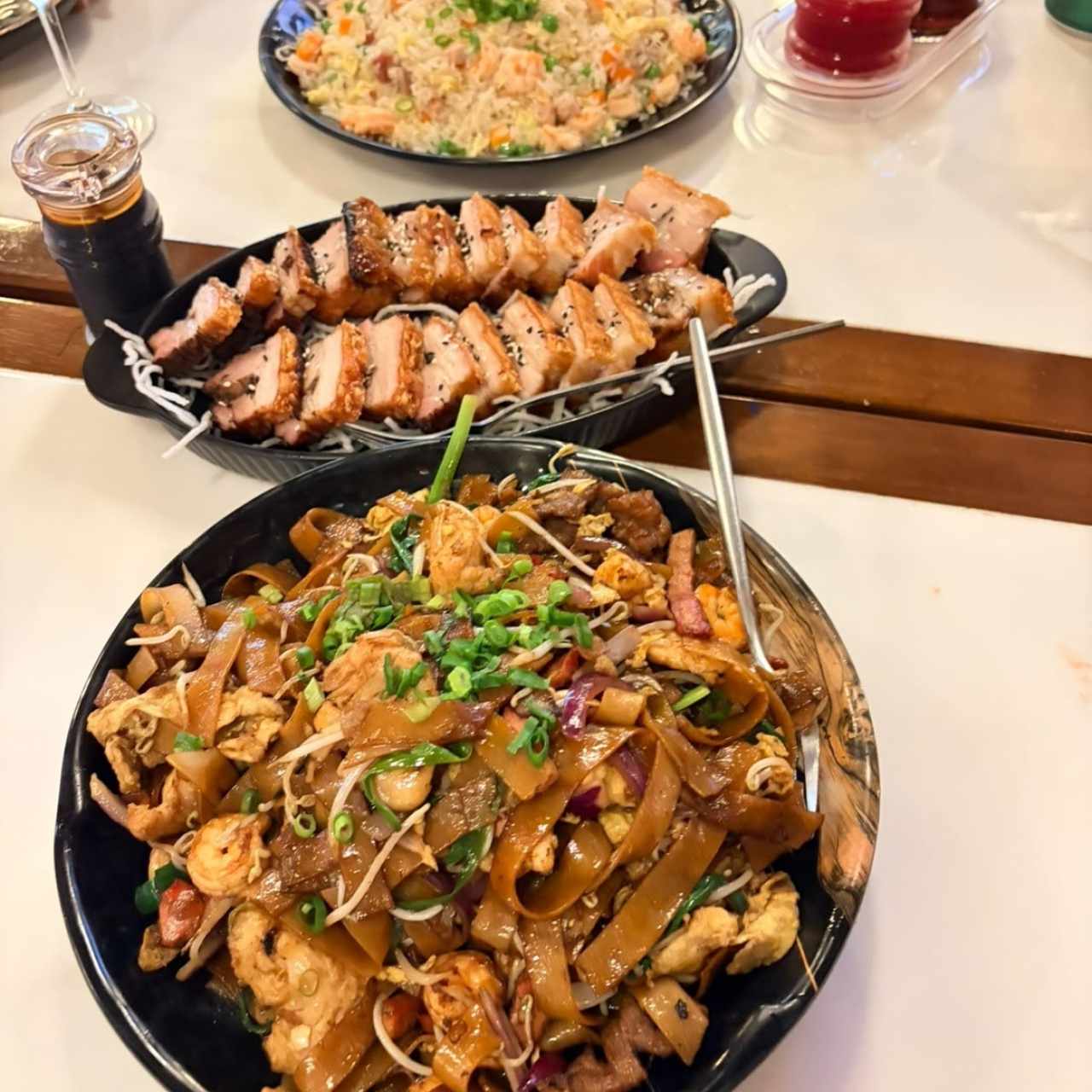 Lechon asado , arroz yao chao y chow fun 
