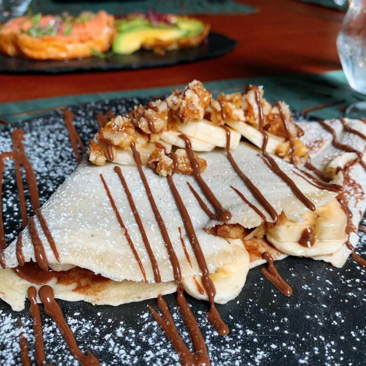 CREPE DE NUTELLA, GUINEO Y NUECES CARAMELIZADAS
