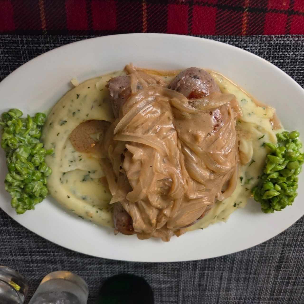 chorizos con puré salsa de cerveza y cebolla