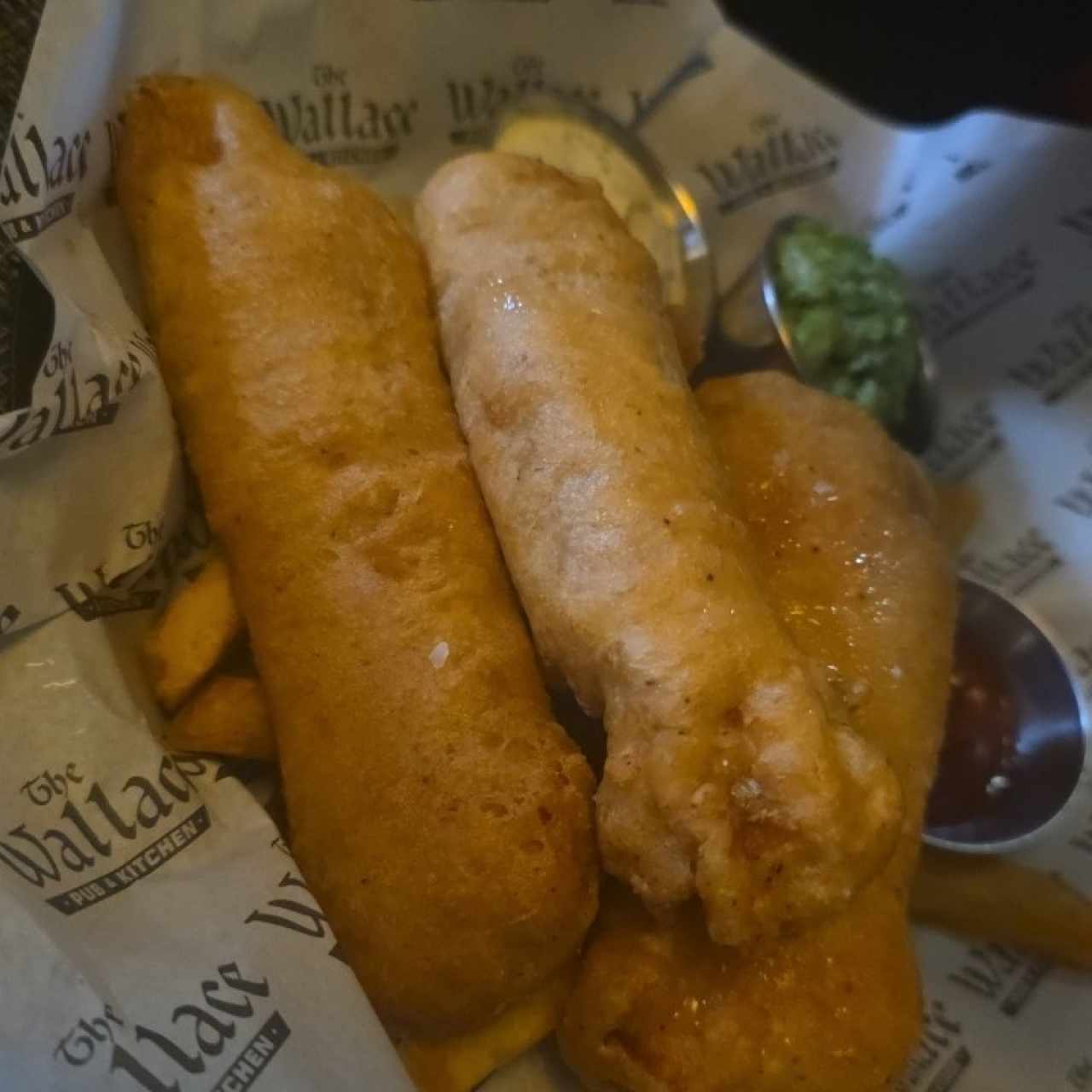 Platos fuertes - Fish and chips  con gisantes
