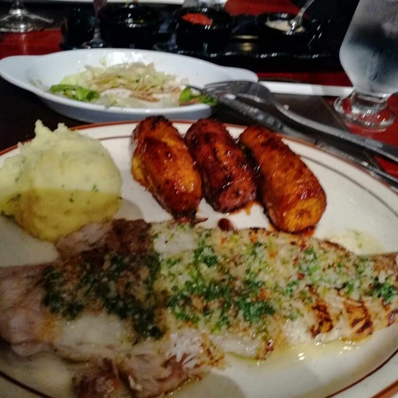 corvina al ajillo con pure y platanos a la tentación 