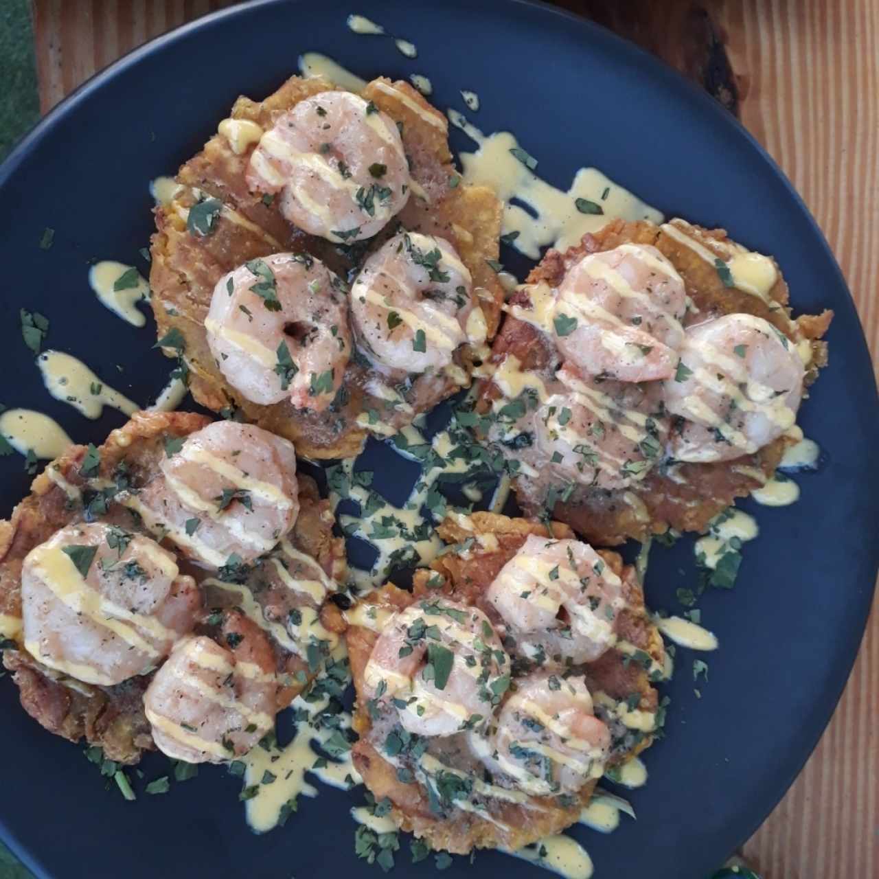 Patacones con camarones al ajillo