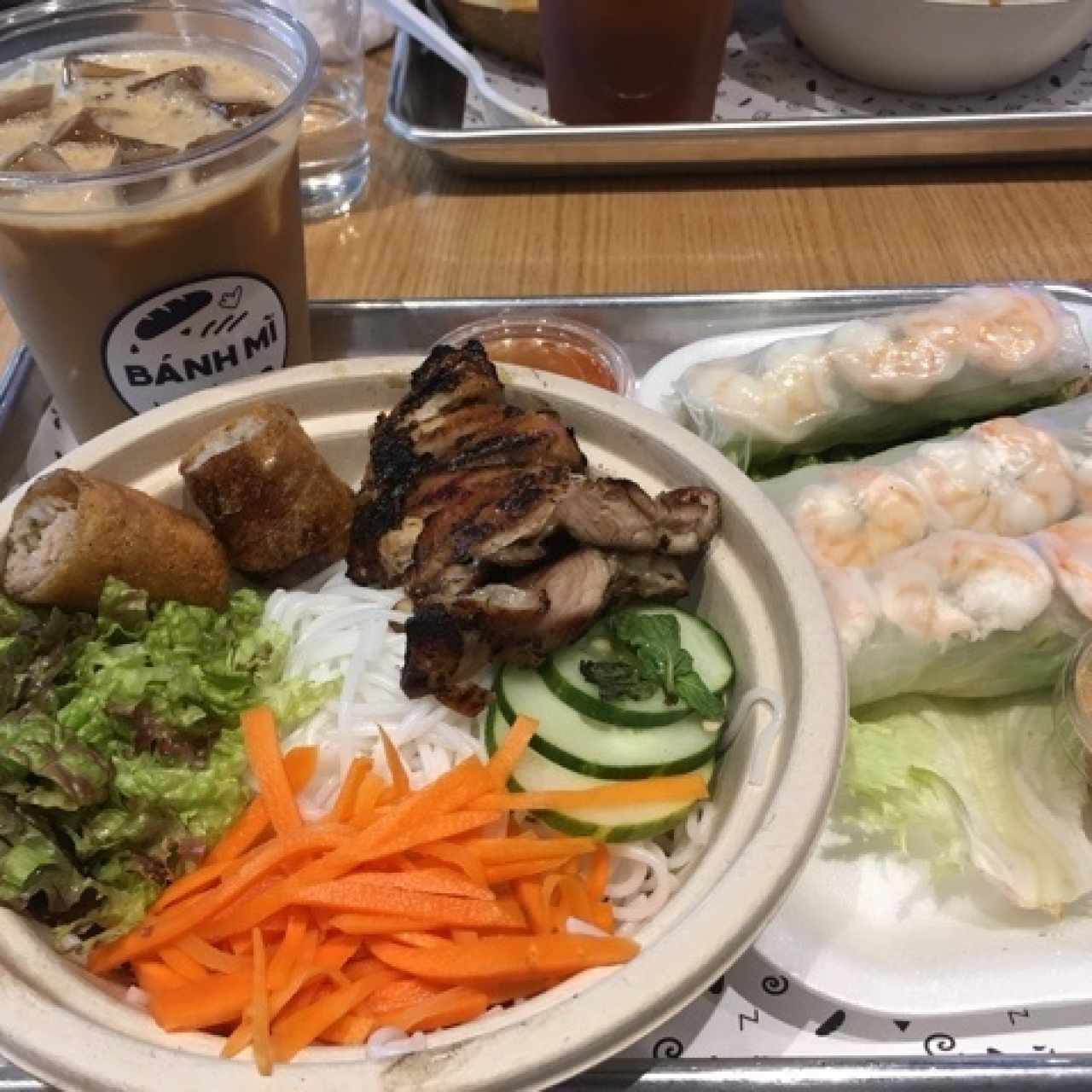 Vermicelli Bowls - Grilled Chicken, Summer Rolls y Café vietnamita