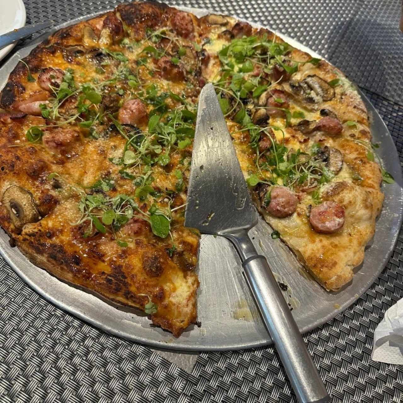 Pizza panamá la vieja 2 pizza en 1