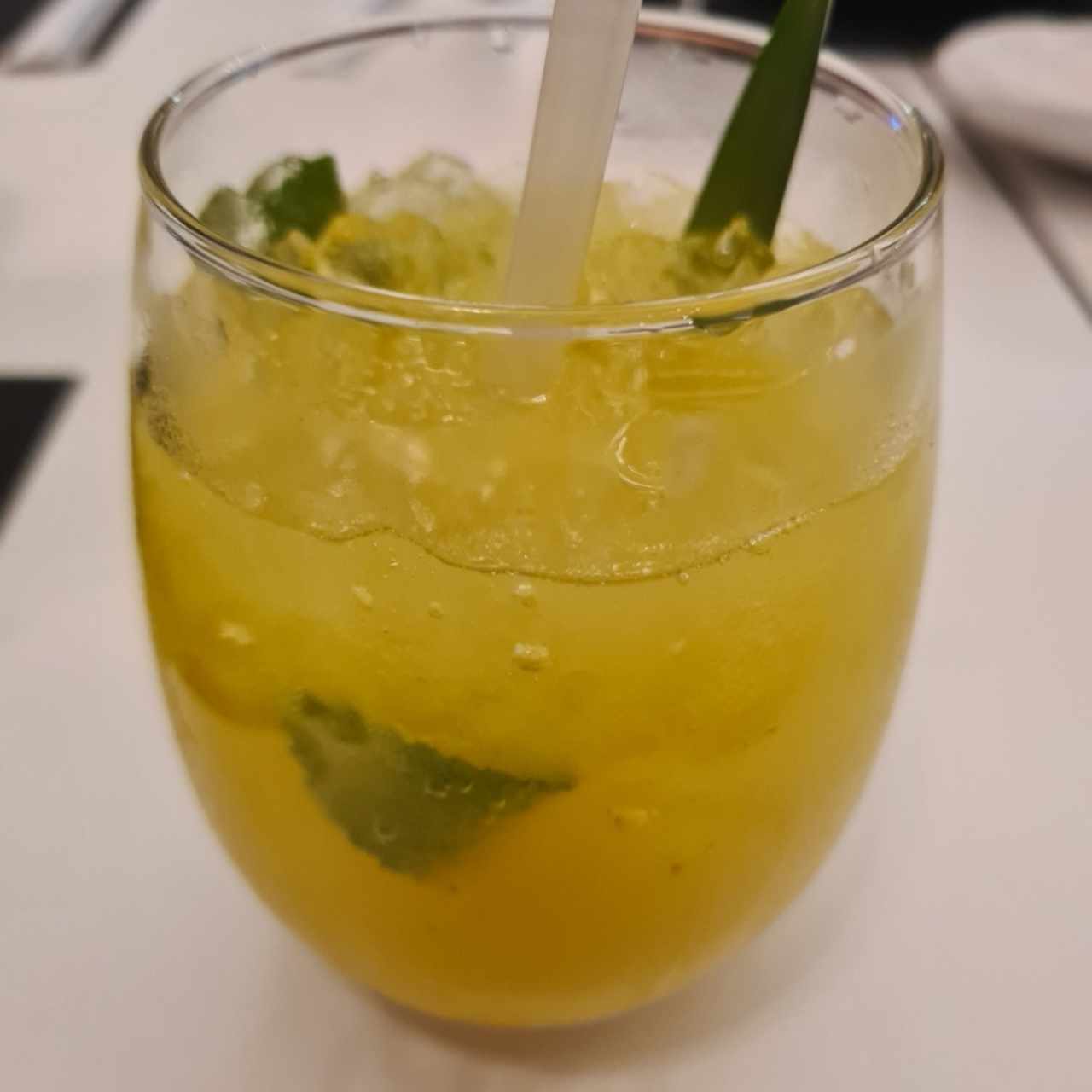 Piña Herbabuena y limón 