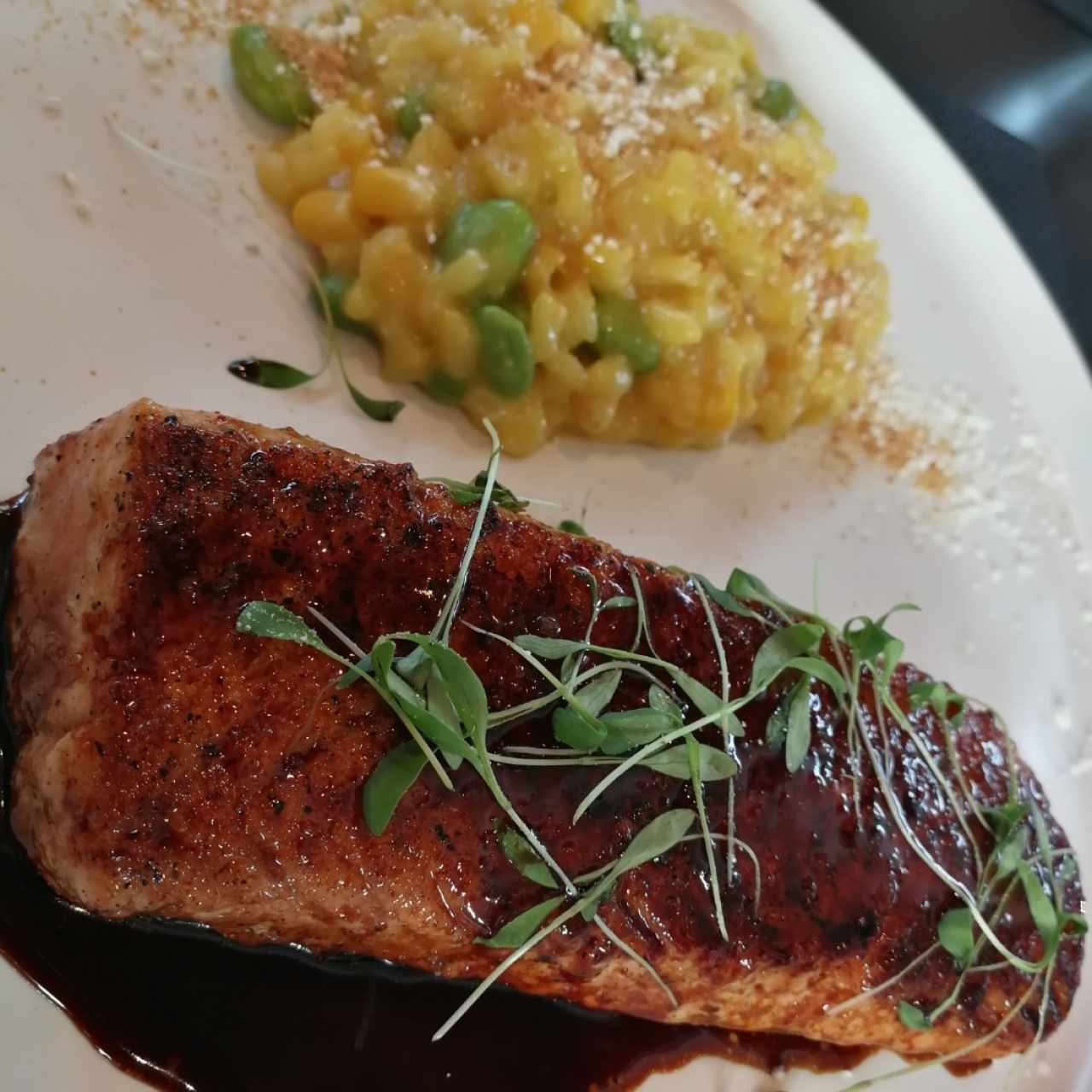 Salmón con risotto de maíz