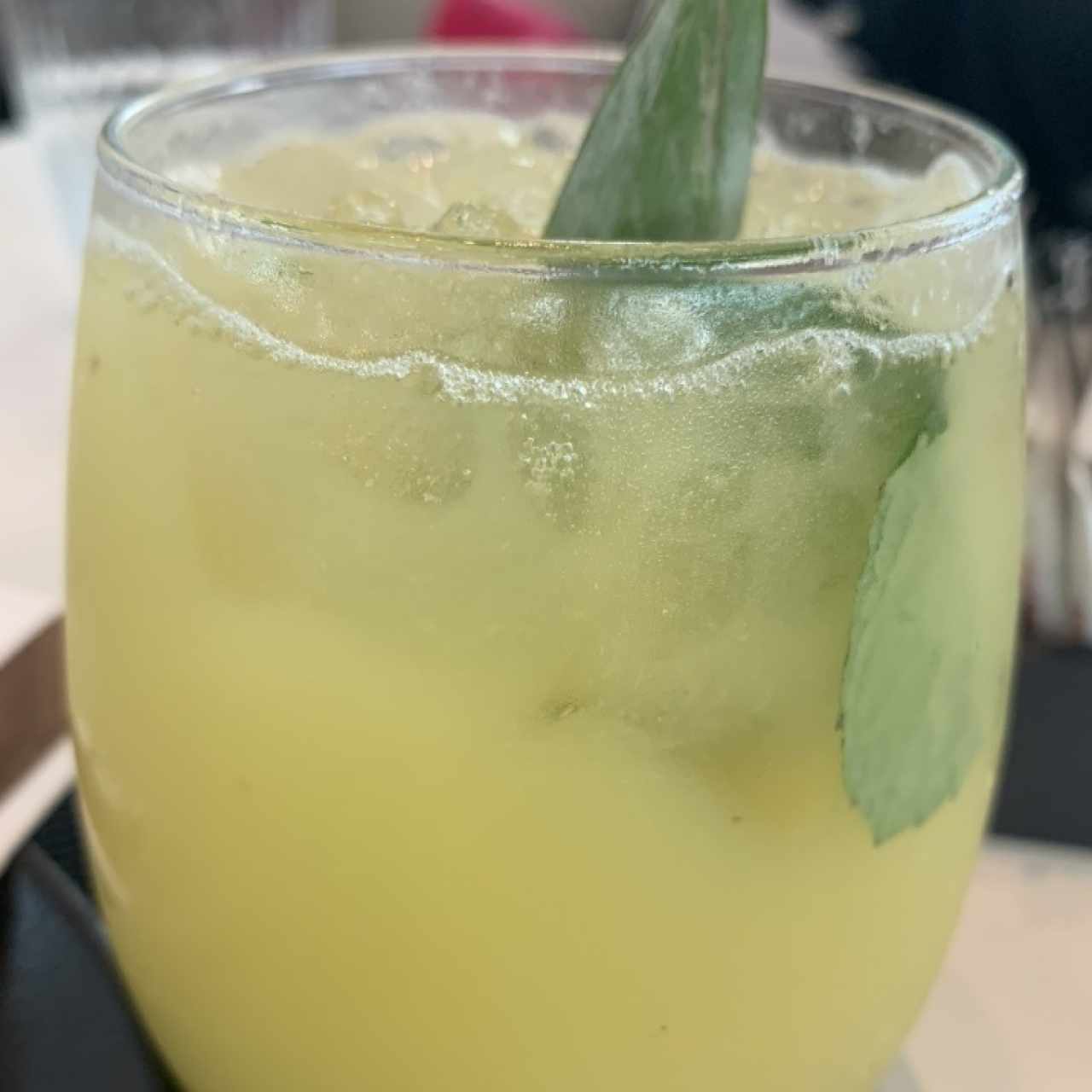 Piña con hierbabuena 
