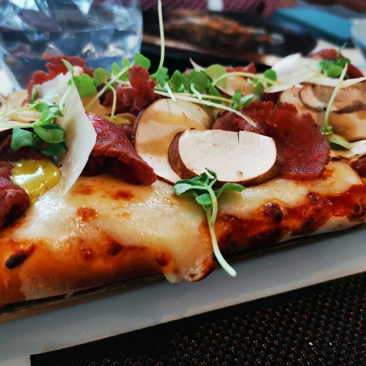 Pizza de carpaccio de res y arugula