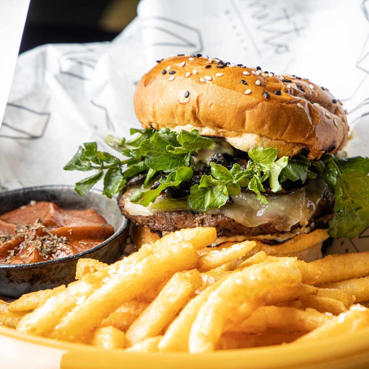 ANGUS BEEF BURGER CON Beyond Burger +$6