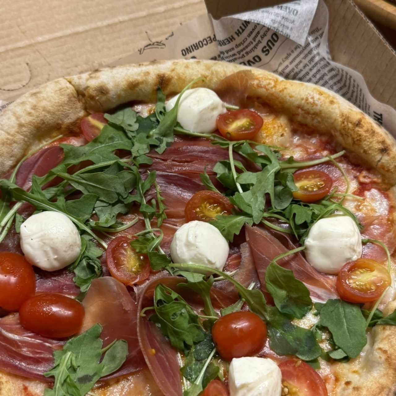Pizza jamon tomate cherry y queso