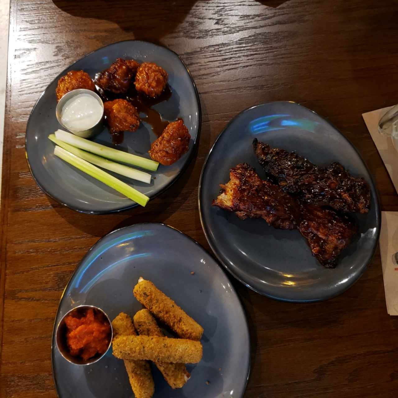 alitas boneless, costillas y mozzarella sticks