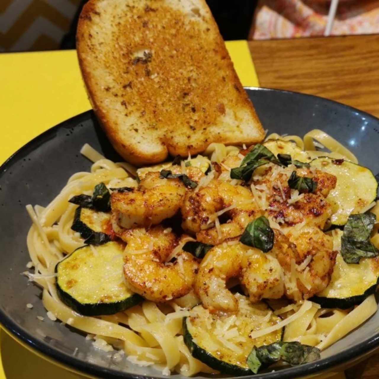 Fettuccine camarones blackened