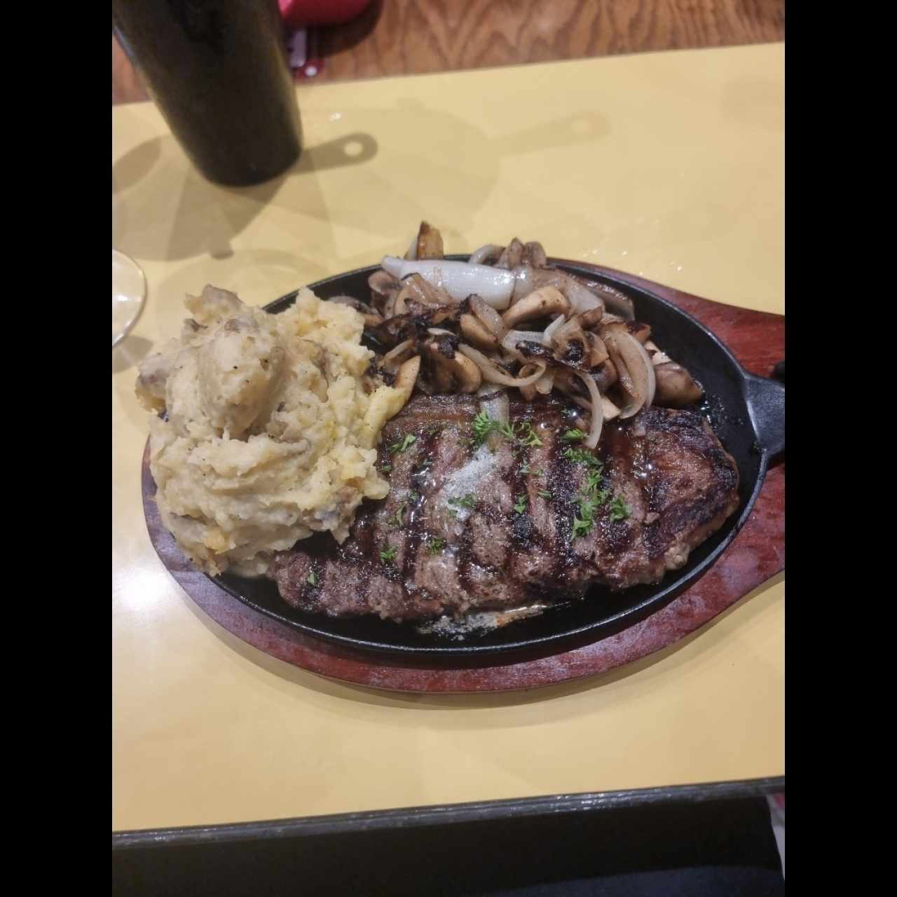 Sirloin a la Parrilla con Cebolla Caramelizada