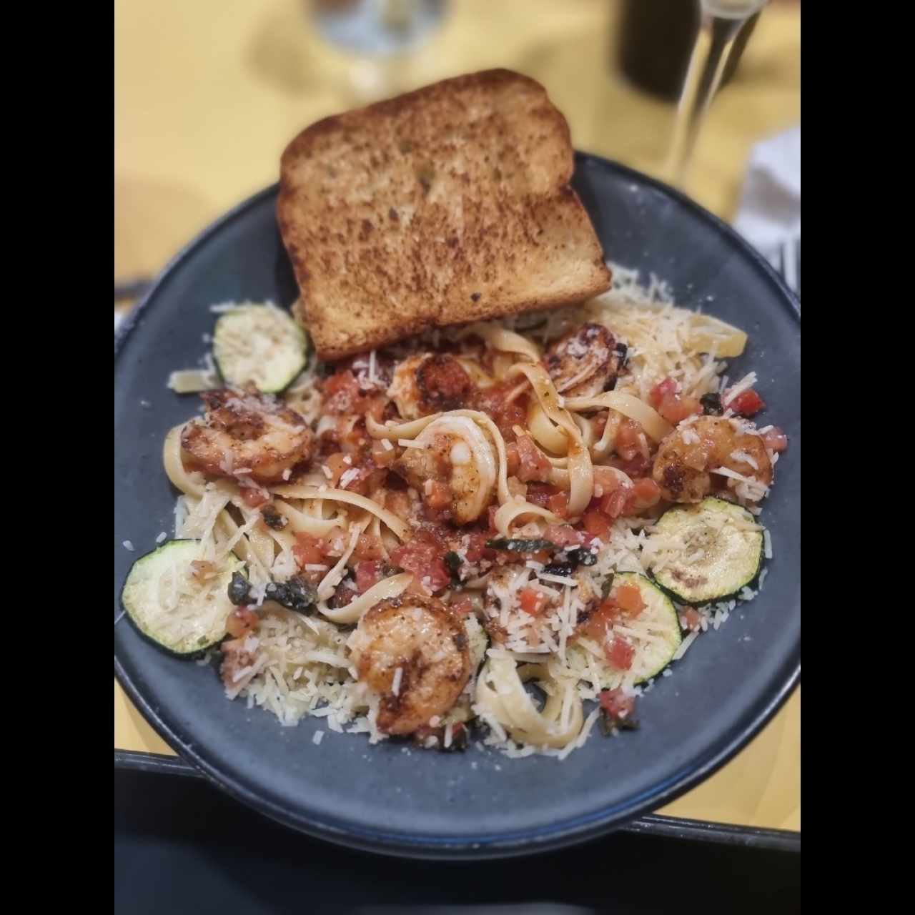 Fettuccine con Camarones Blackened