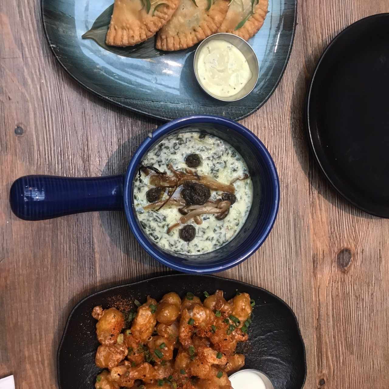 Empanadas vegetarianas, dip de espinaca trufado y camarones picantitos