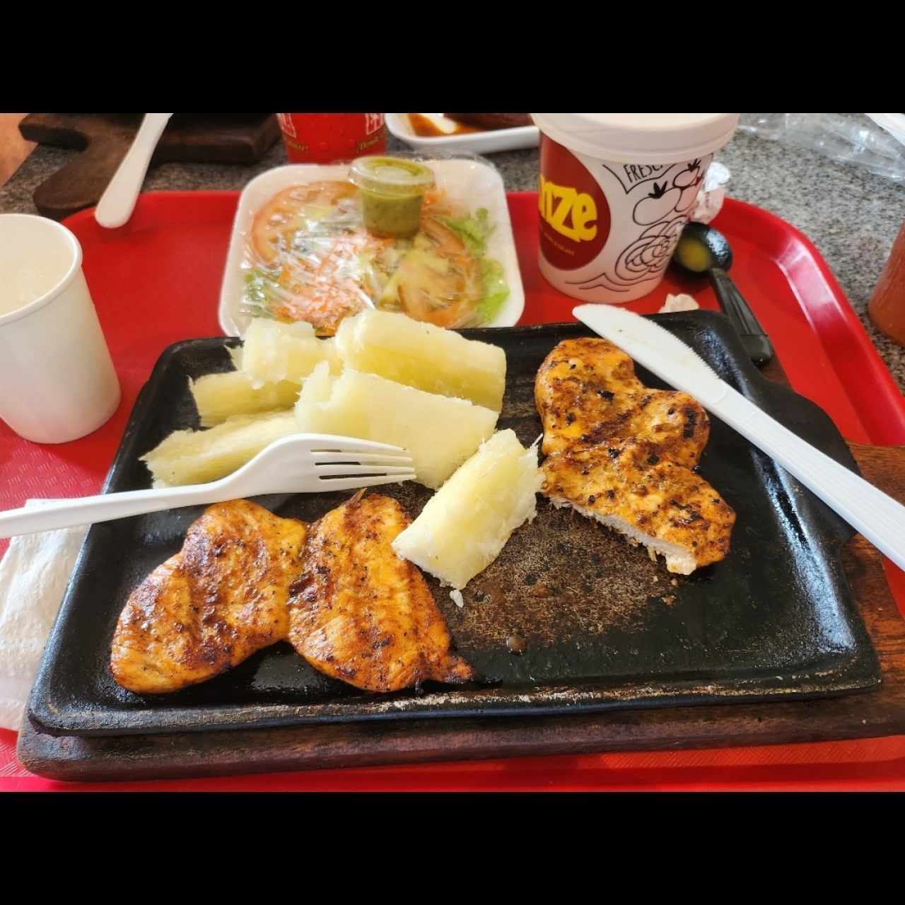 Filete de pollo con yuca y ensalada