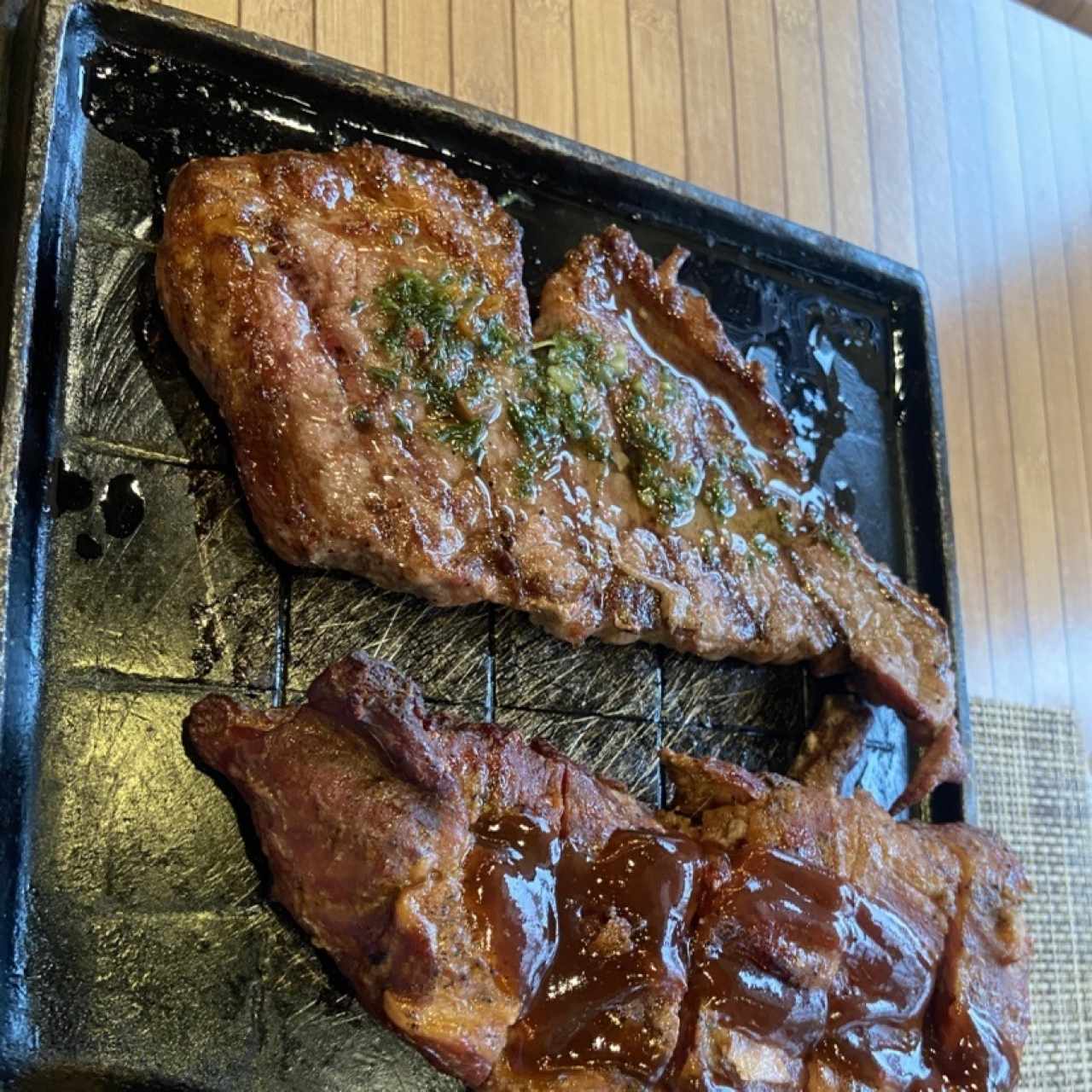 Filete de res y costilla con salsa bbq