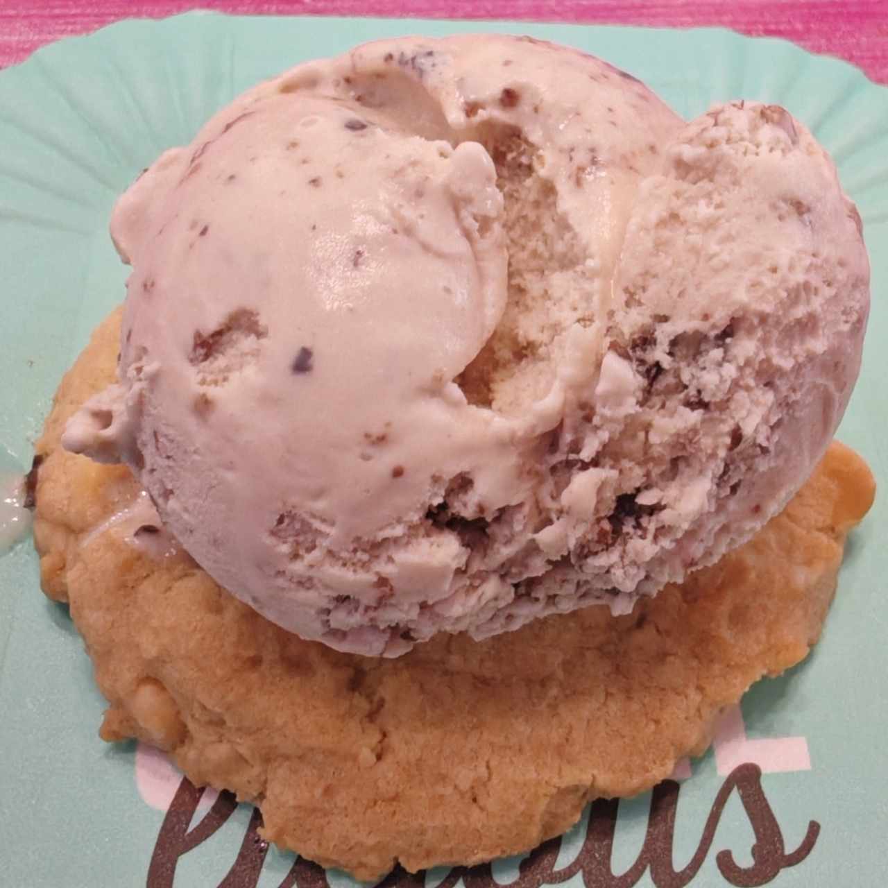 Galleta de macadamia y helado grapenut con chocolate, todo muy rico. 
