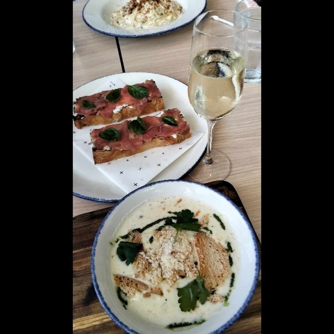 sopa del día, crostini de carpaccio, pasta alfredo.