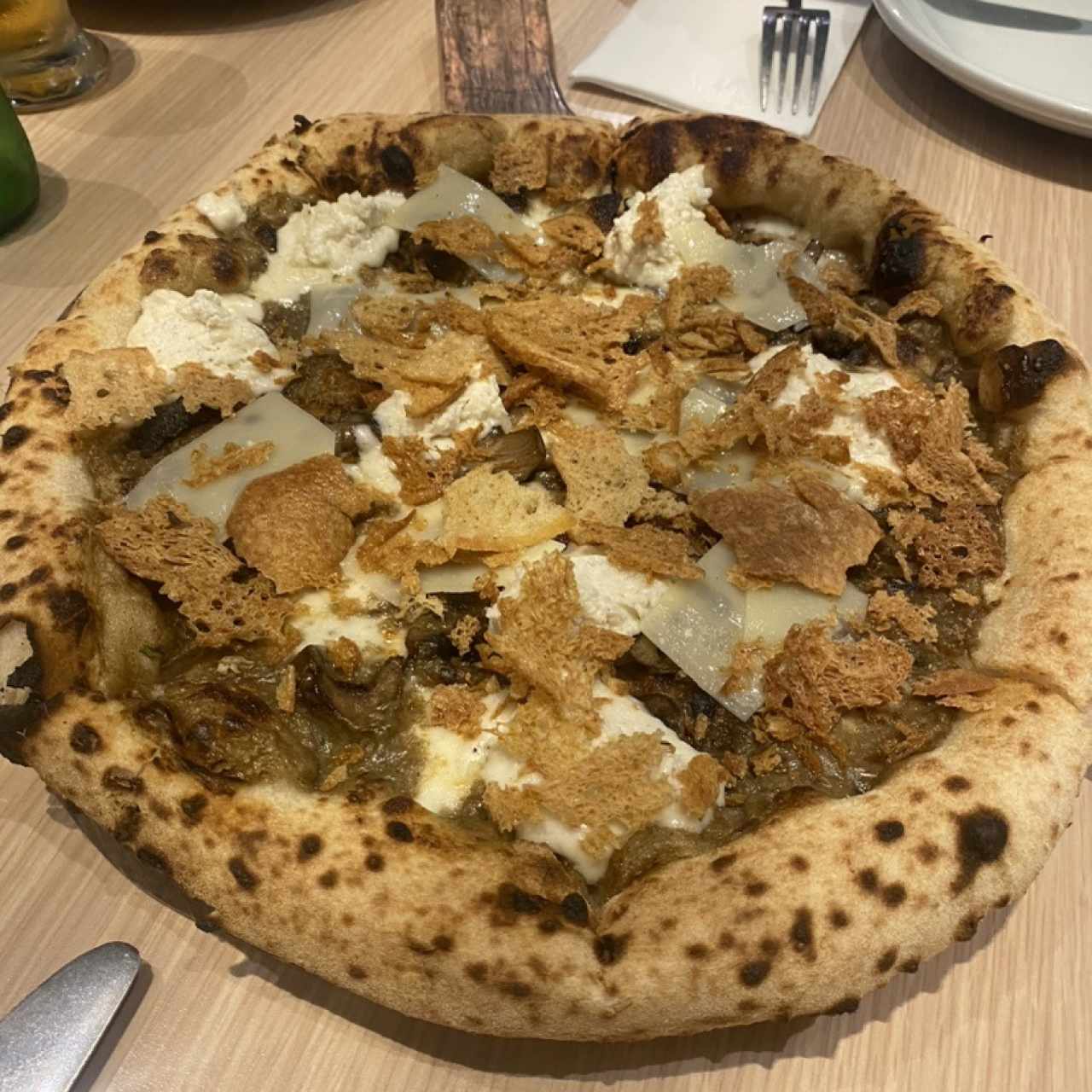 Pizza de truffa queso y hongos