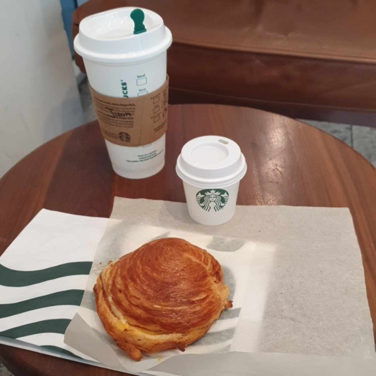 Bacon Gouda Bun Roll - chai latte y expresso