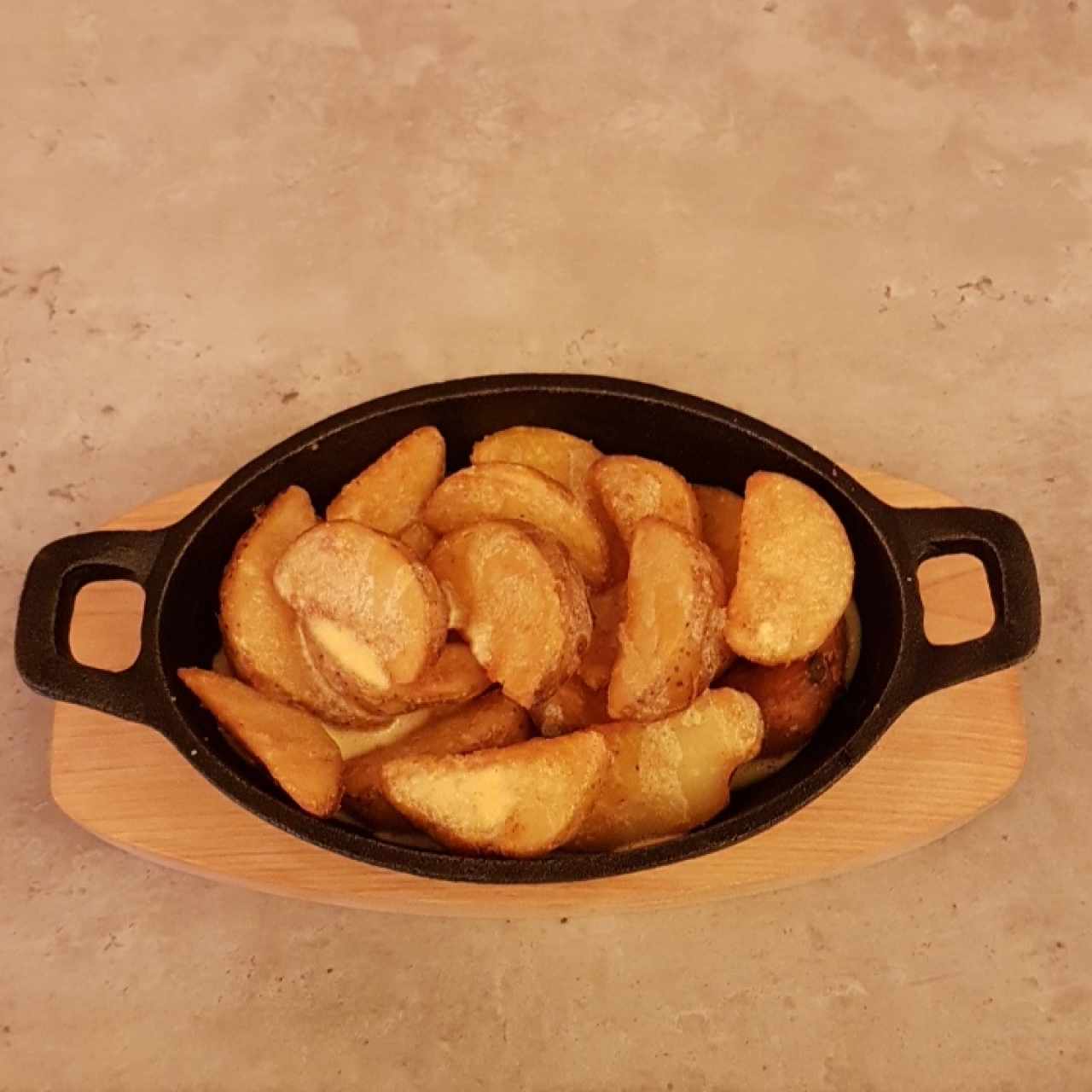 Papas rústicas fritas con salsa alioli