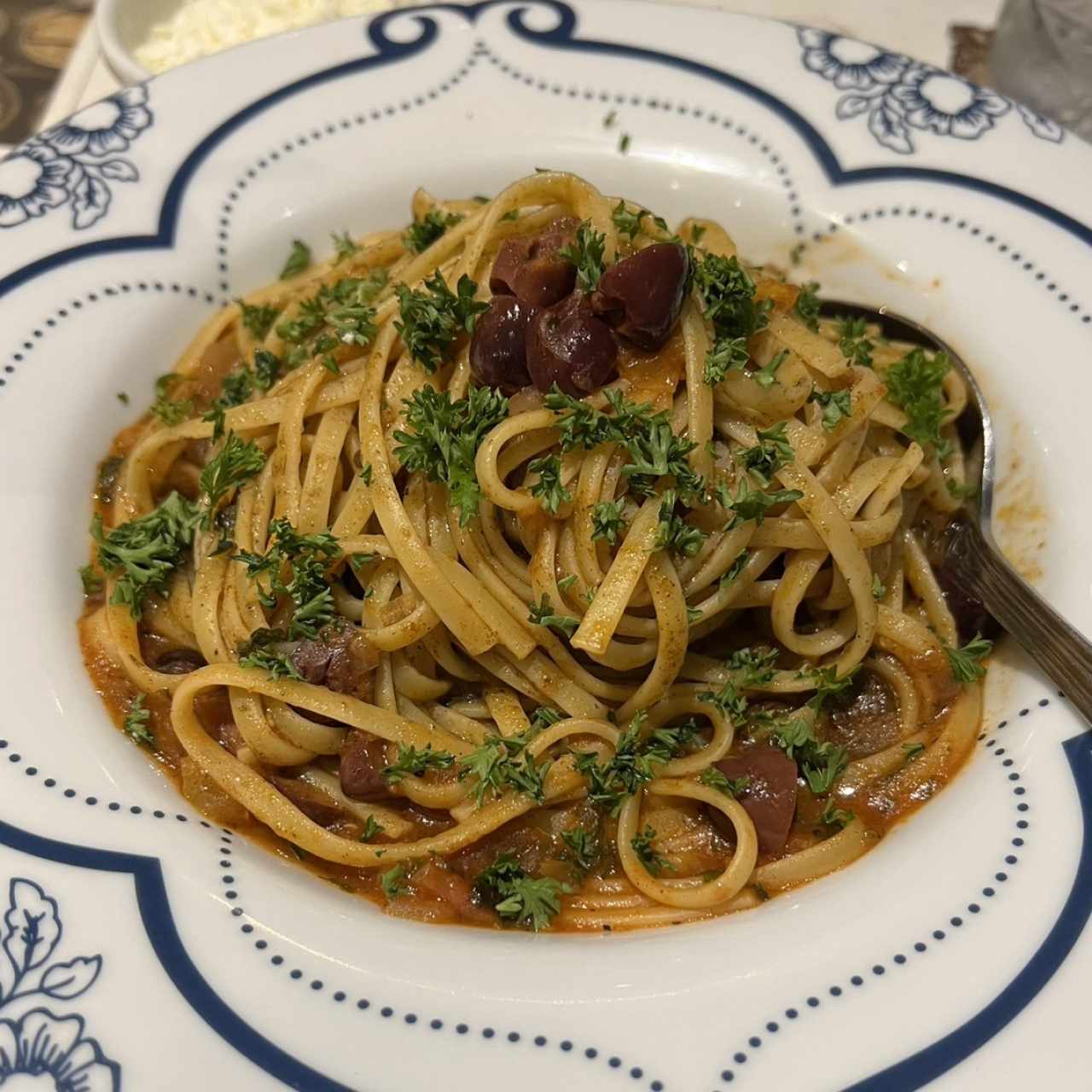 Espaguetis con aceitunas y alcaparras