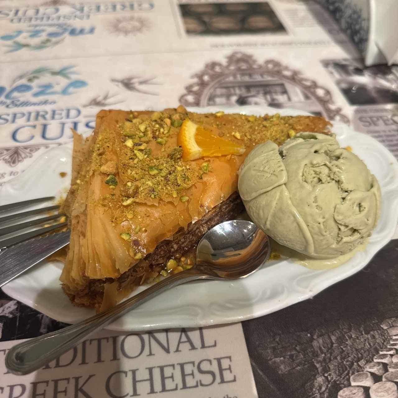Postres - Baklava con helado de fistschio