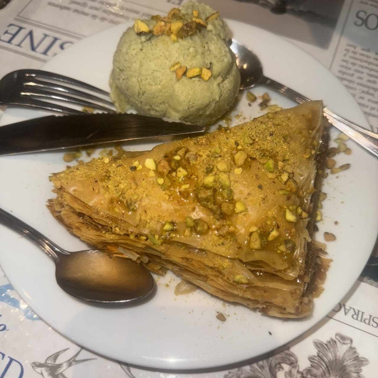 Postres - Baklava con helado de phistachio