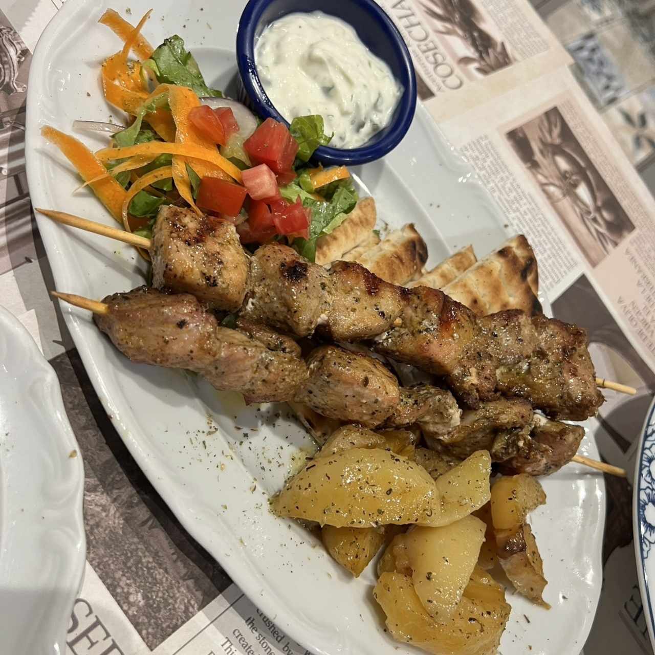 Brochetas de pollo y cerdo con papa