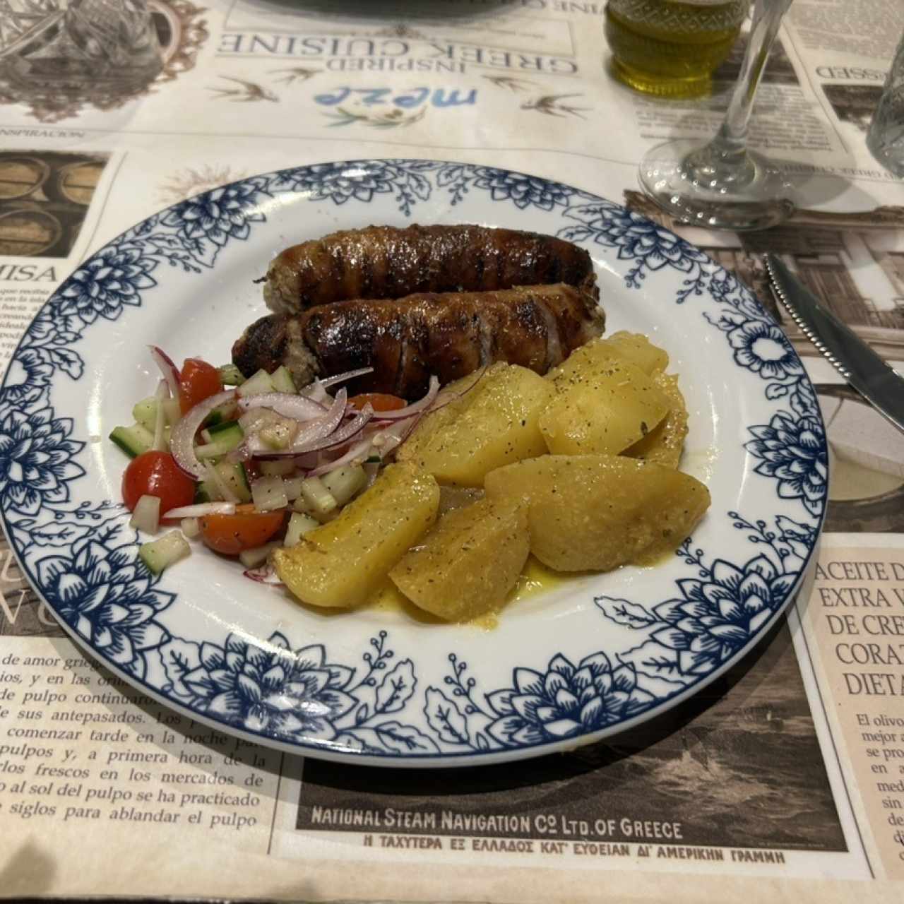 Chorizo de carne y cerdo con papas estilo griego; estaba bueno; sin embargo proporción del costo y porción servida no me era congruente!