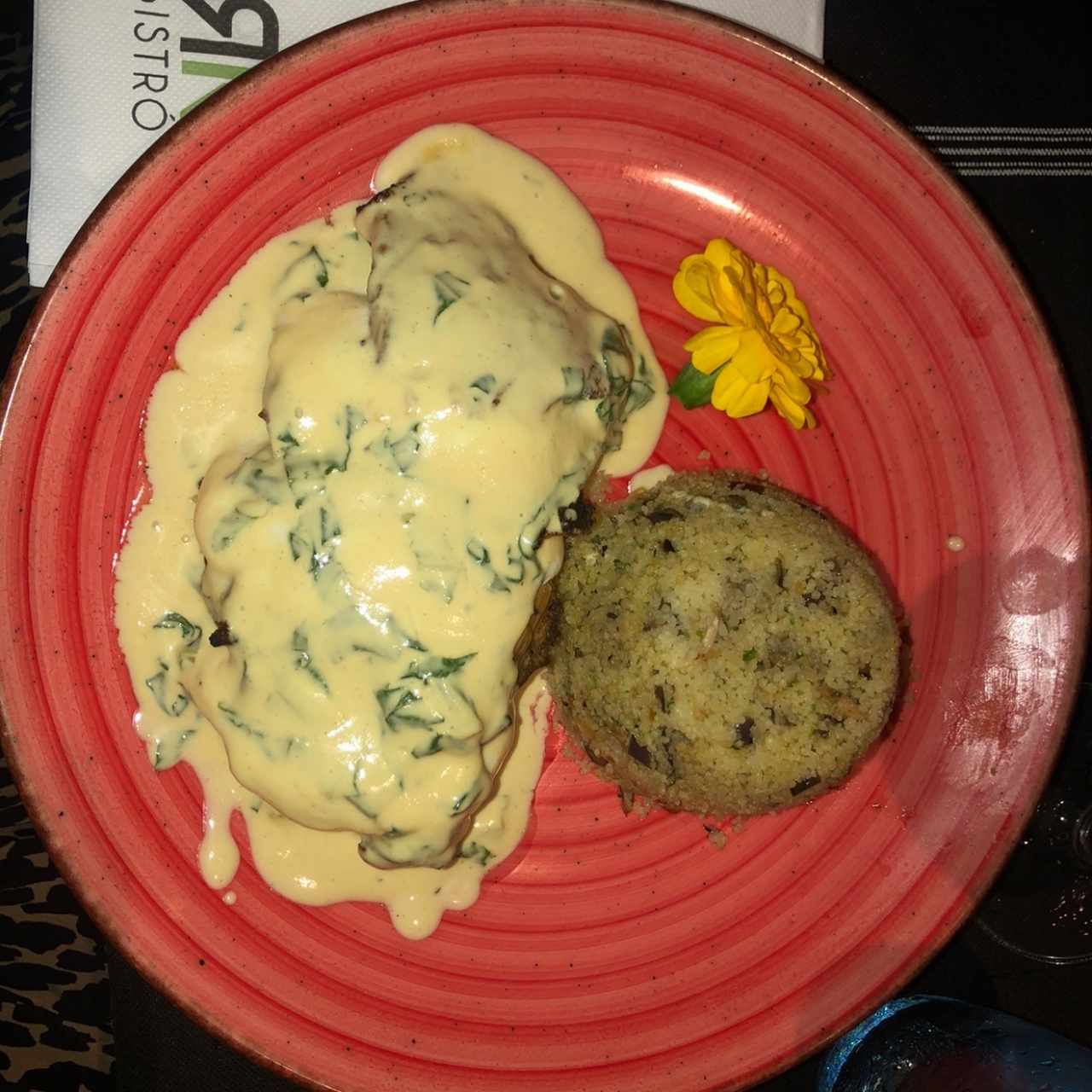 Pollo con Salsa de hongos, espinaca y queso con Cous Cous (no está en el menú)