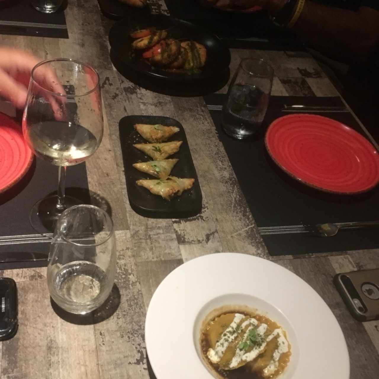 capresaa crocante, baklava de pollo y raviola melitzana