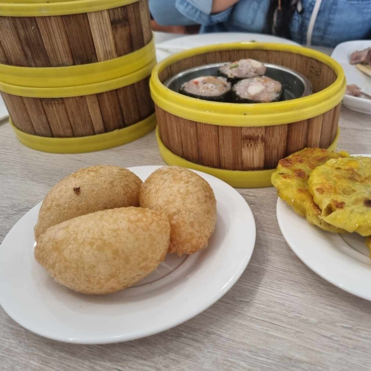Exelente atención y la comida fresca y caliente.