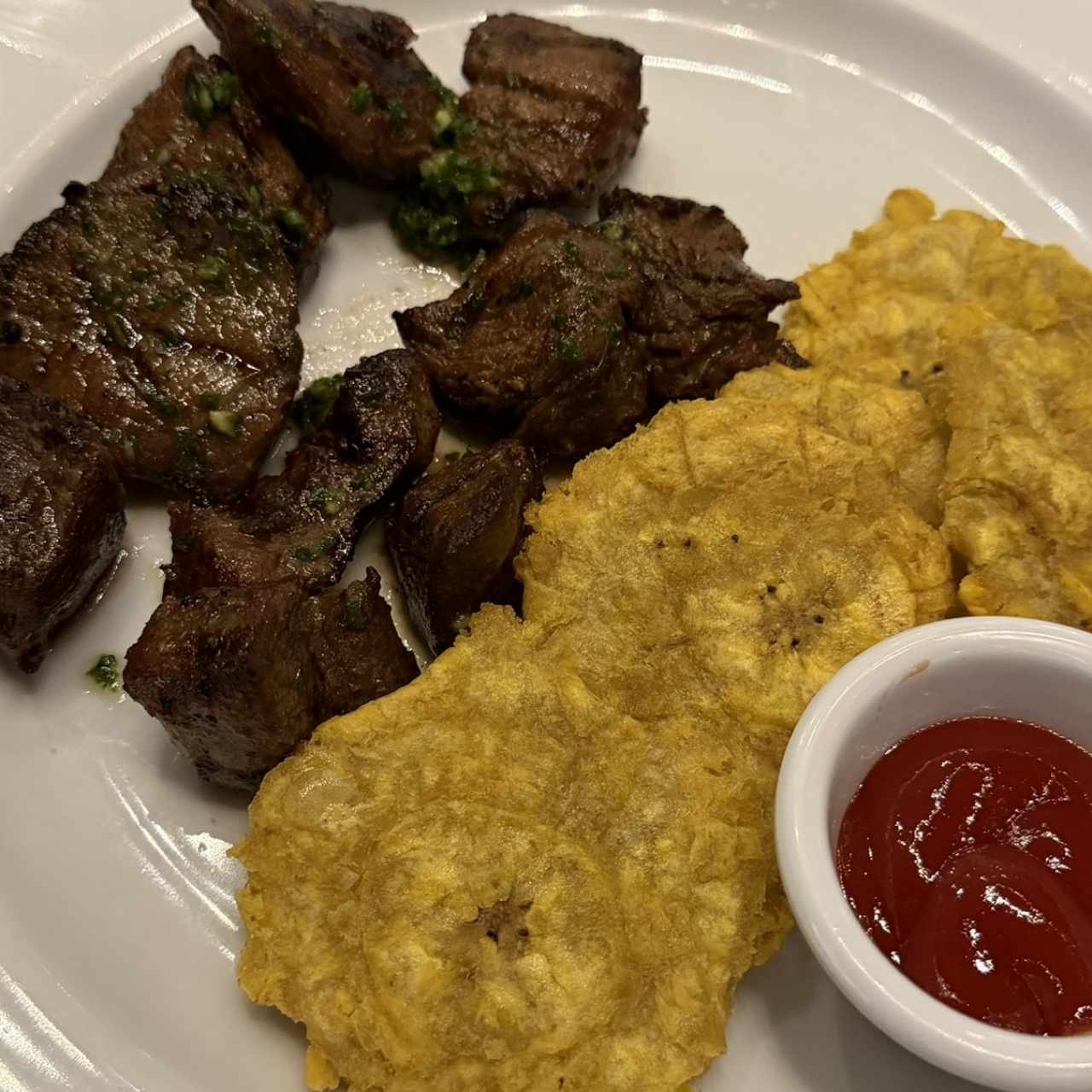 Filete al ajillo con patacones 