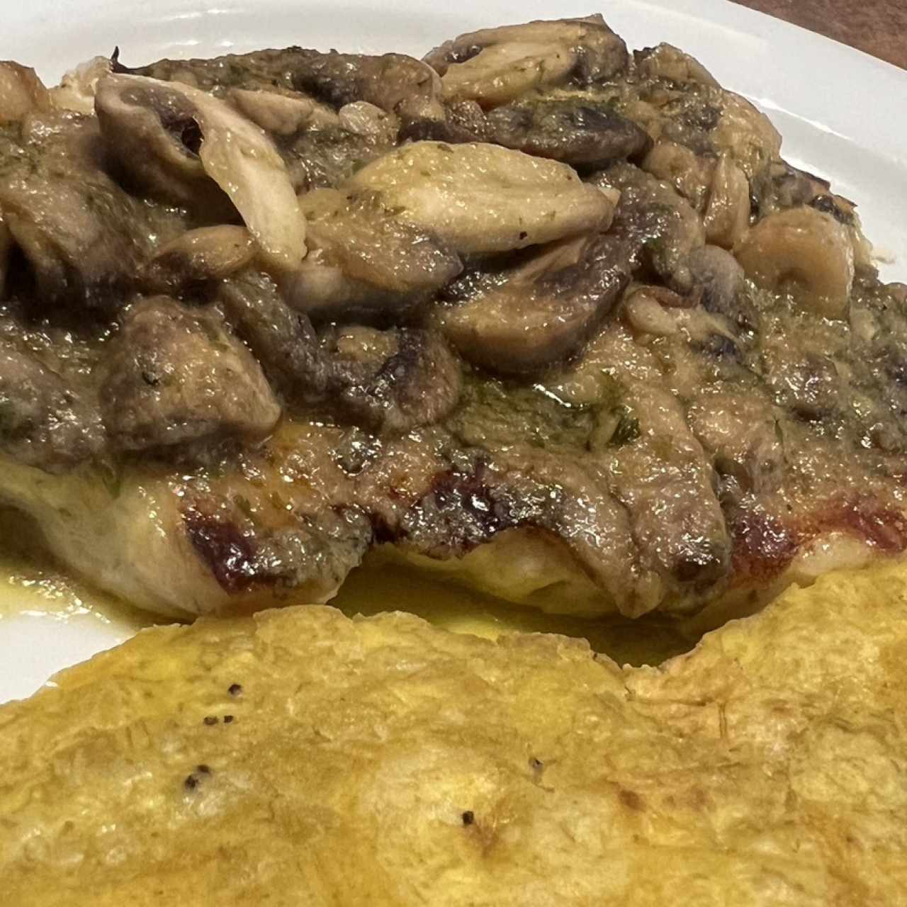 CORVINA CON CHAMPIÑONES FRESCOS