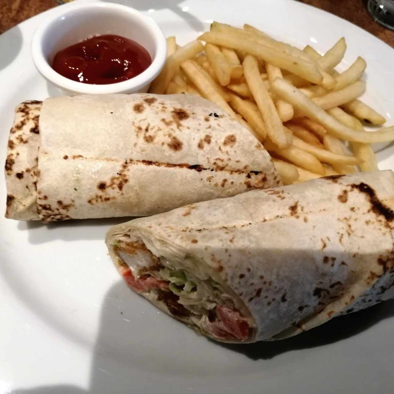 Wrap de Corvina con papas fritas