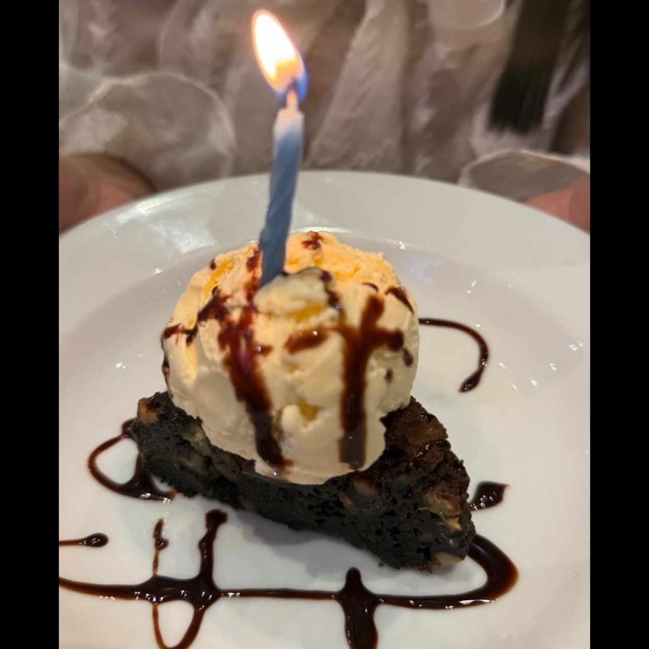 brownie con helado
