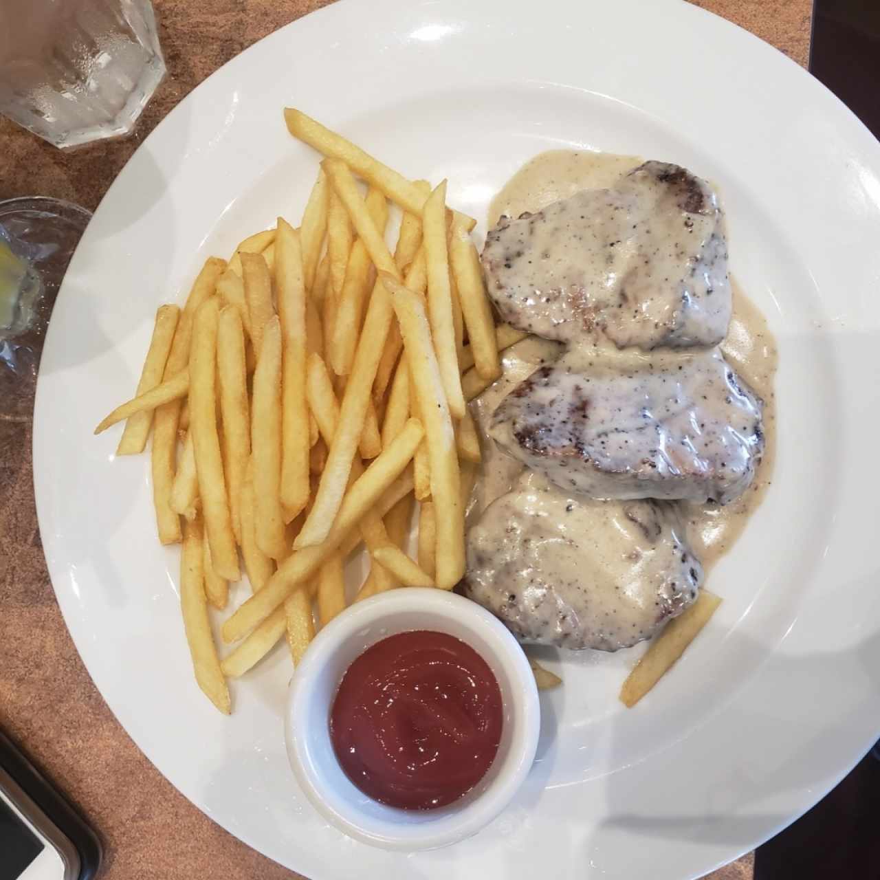 Medallones a la Pimienta con papas fritas 