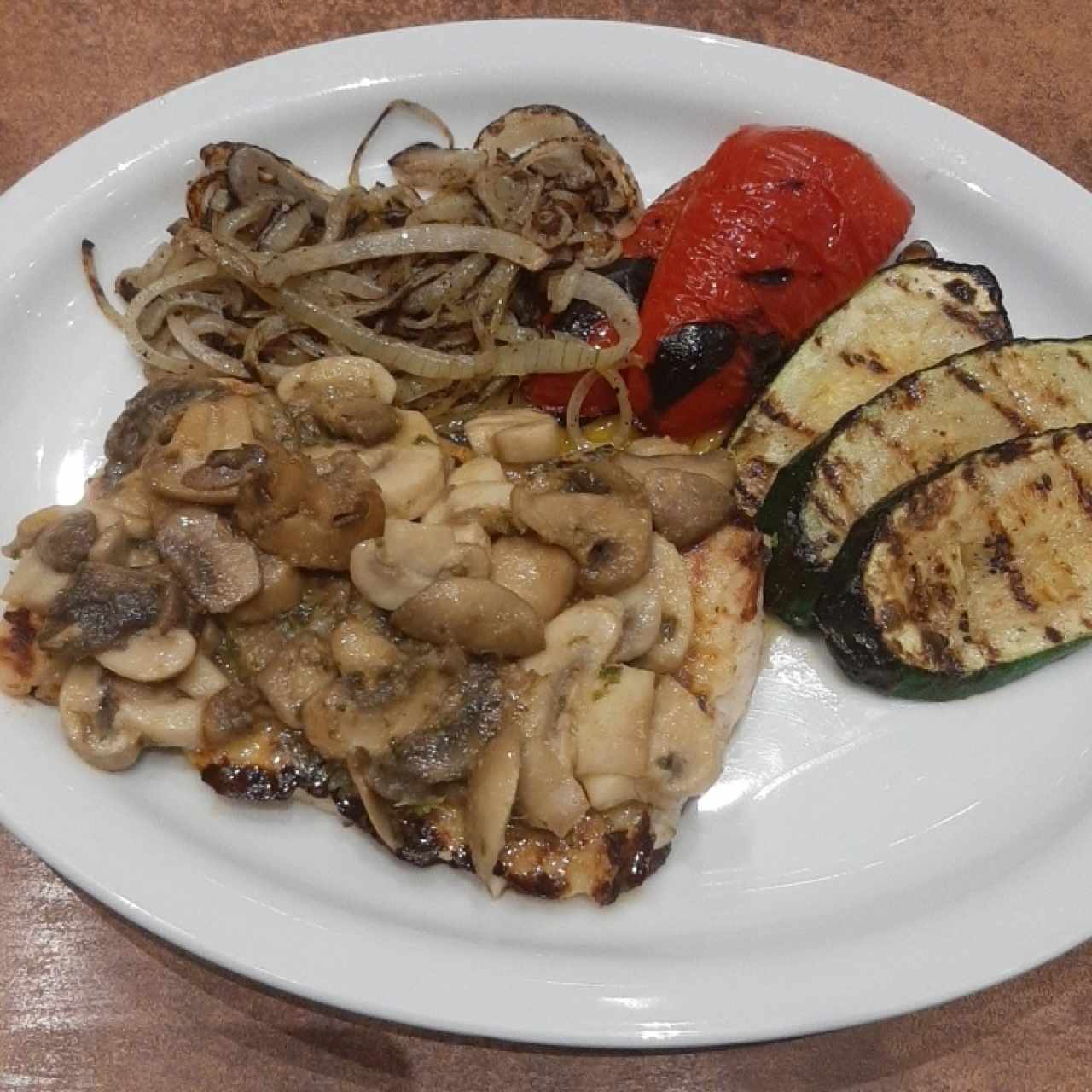 corvina con champiñones y vegetales a la parilla