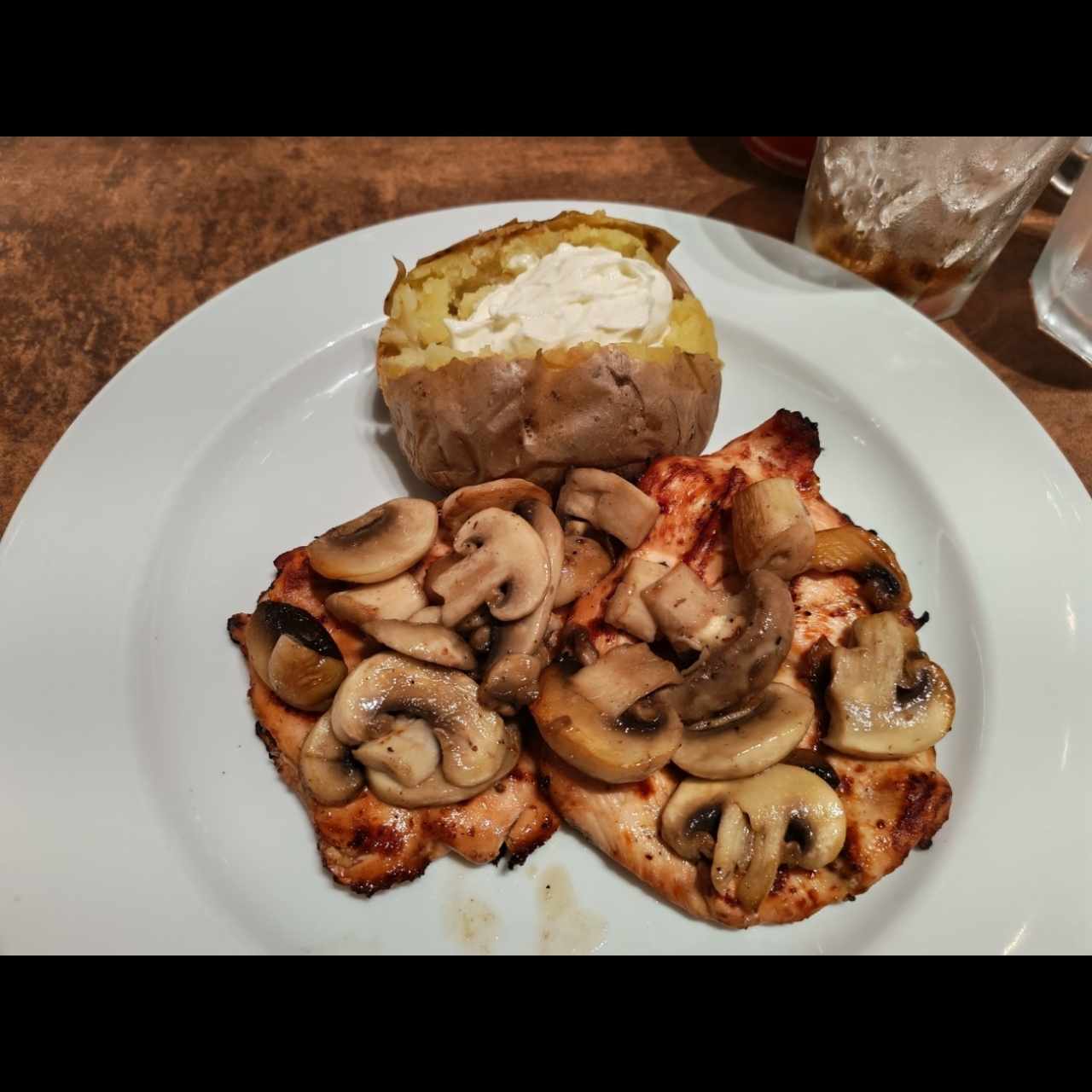 Pollo al carbon con hongos frescos