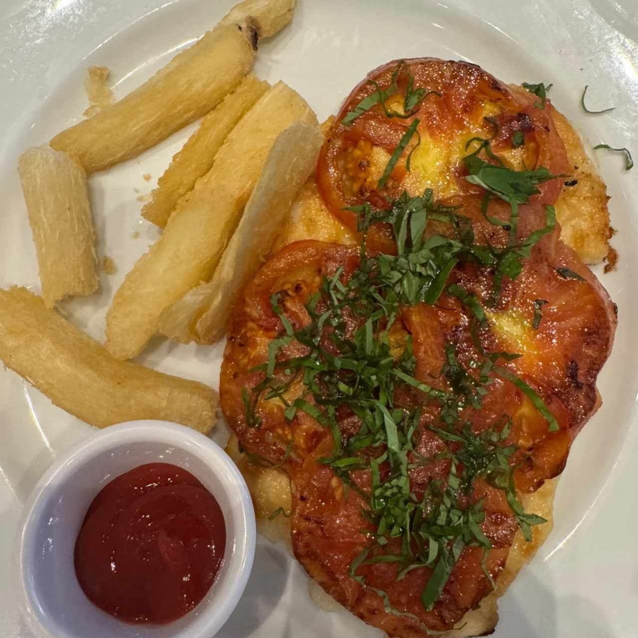 Corvina con albahaca y tomate