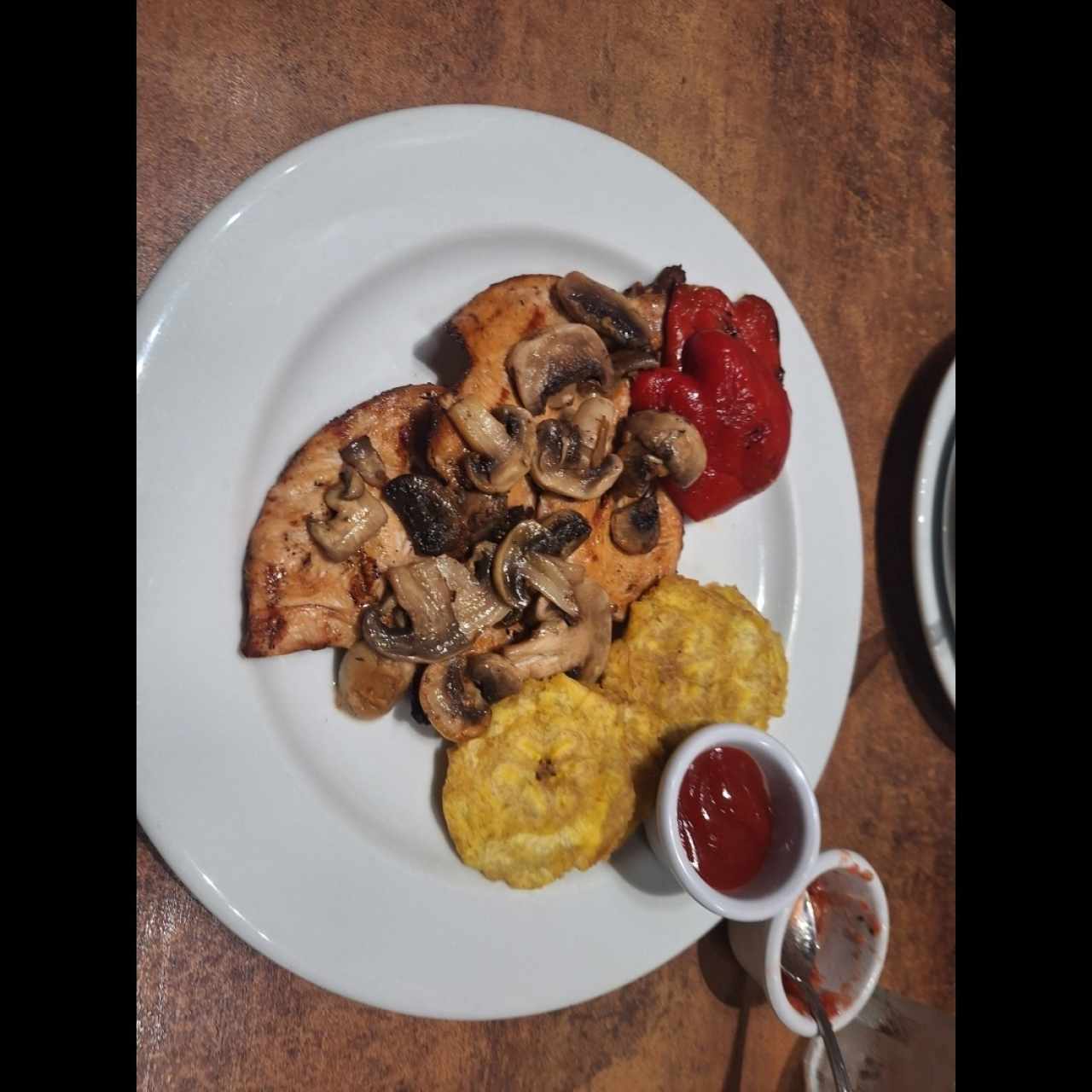pollo con hongos y patacones