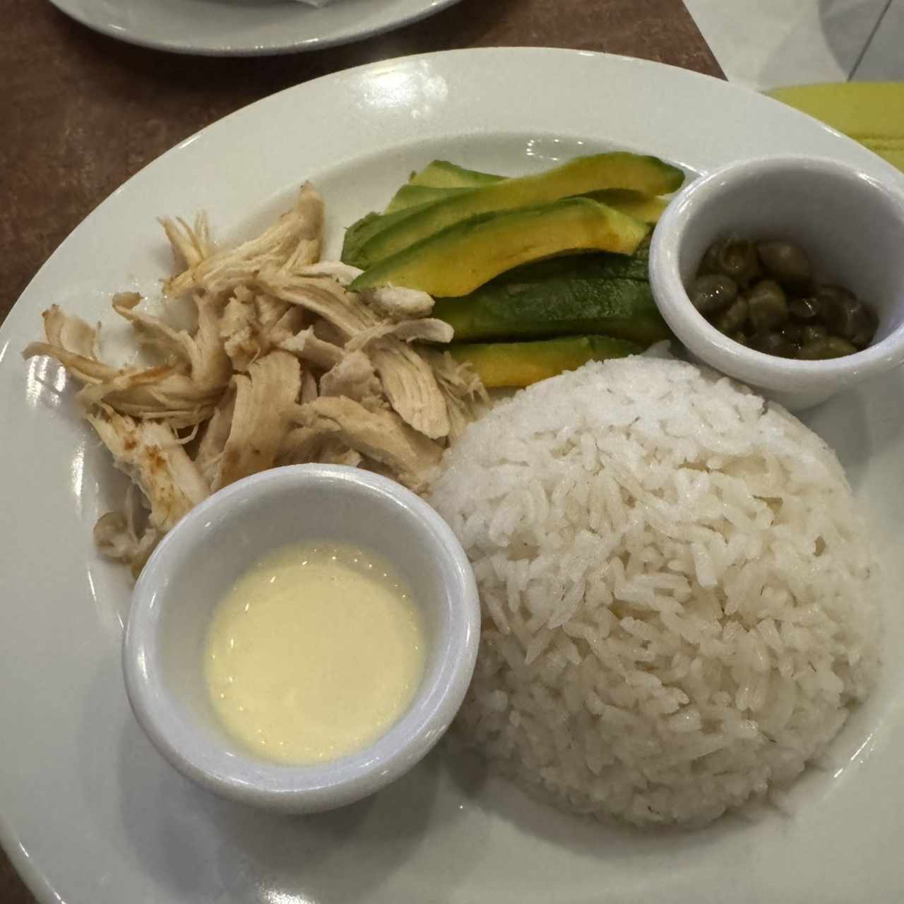 Ajiako con arroz, pollo, aguacate y alcaparras 