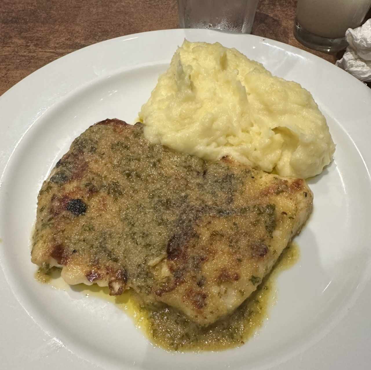 Corvina al ajillo con puré de papa 