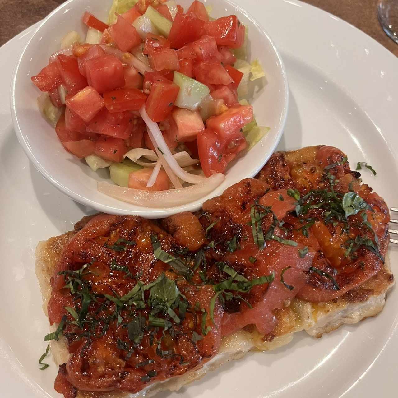 Corvina tomate y albahaca